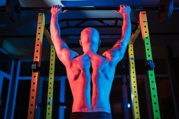 Comment structurer un programme de musculation pour les athlètes de sports de combat cherchant à améliorer leur résistance aux impacts?